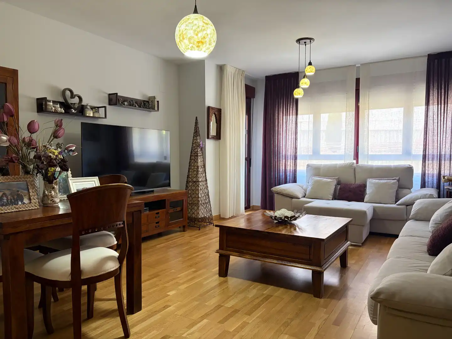 Wohnzimmer von Wohnung zum Verkauf in Plasencia mit Klimaanlage, Schwimmbad und Balkon