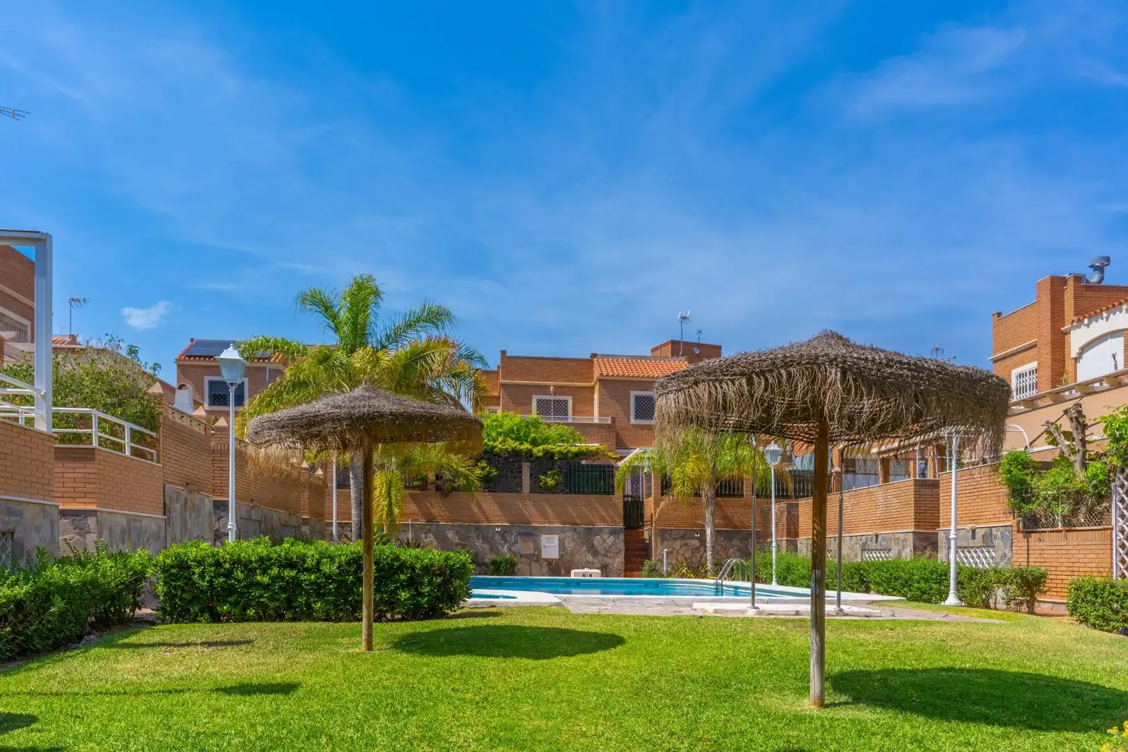 Piscina de Dúplex en venda en Almería amb Aire condicionat, Calefacció i Jardí privat