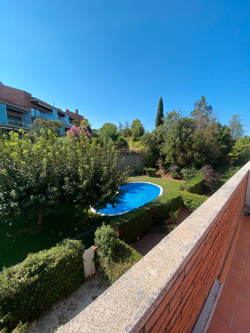 Jardín de Casa adosada en venta en Sant Cugat del Vallès con Aire acondicionado, Jardín privado y Piscina comunitaria