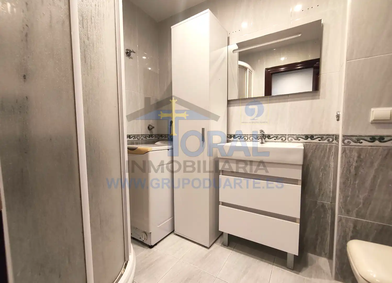 Badezimmer von Wohnung zur Miete in Gijón  mit Heizung, Parkett und Möbliert