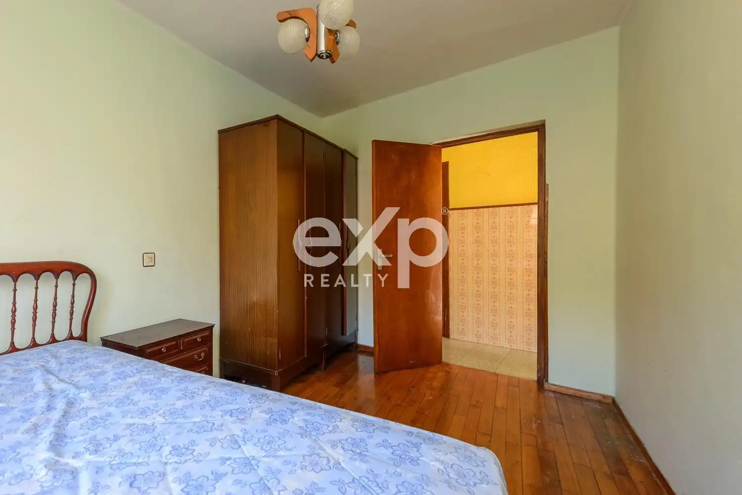 Dormitori de Casa o xalet en venda en Lena amb Traster i Moblat