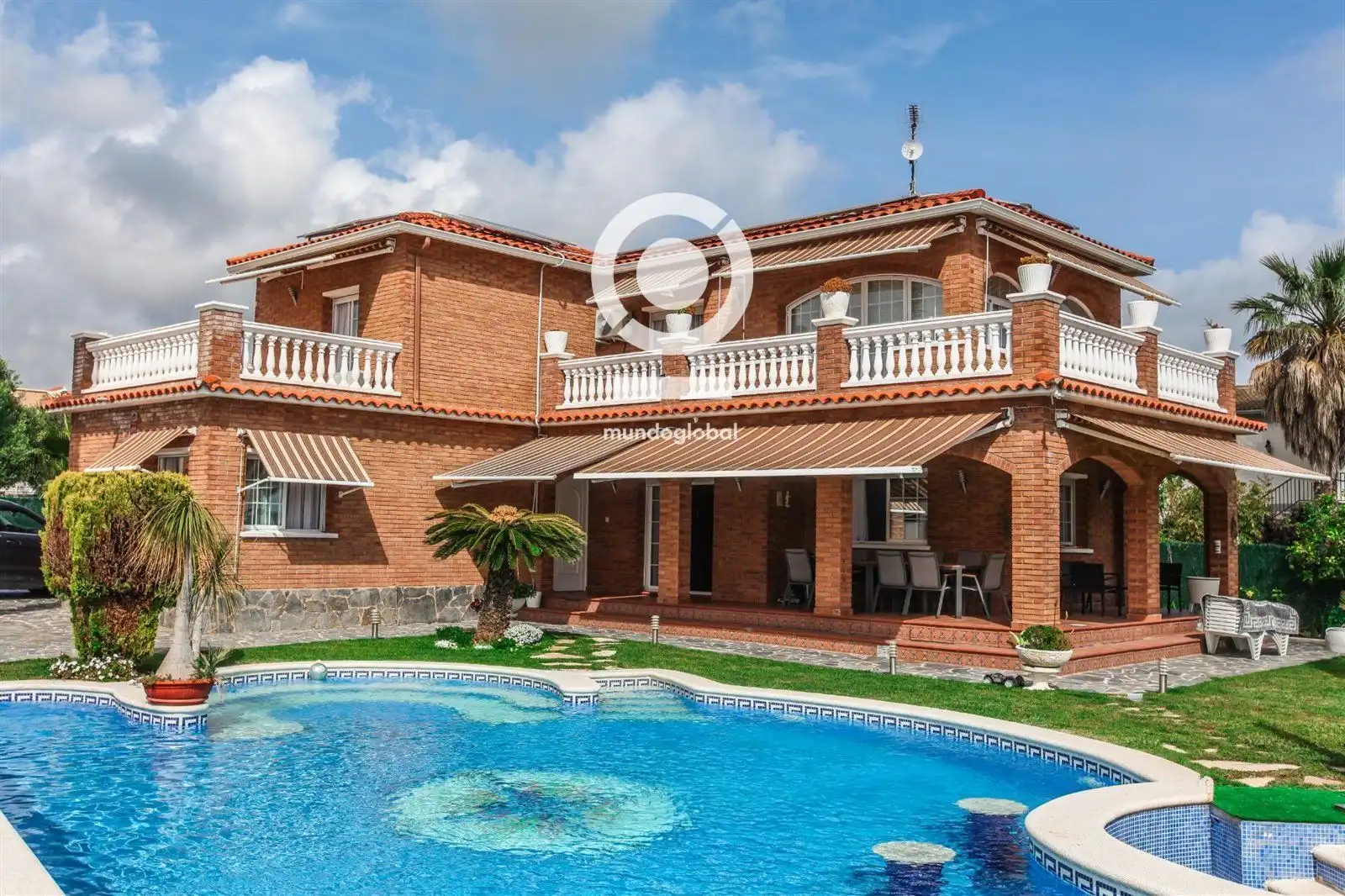 Detached house with pool for sale in ACUARI