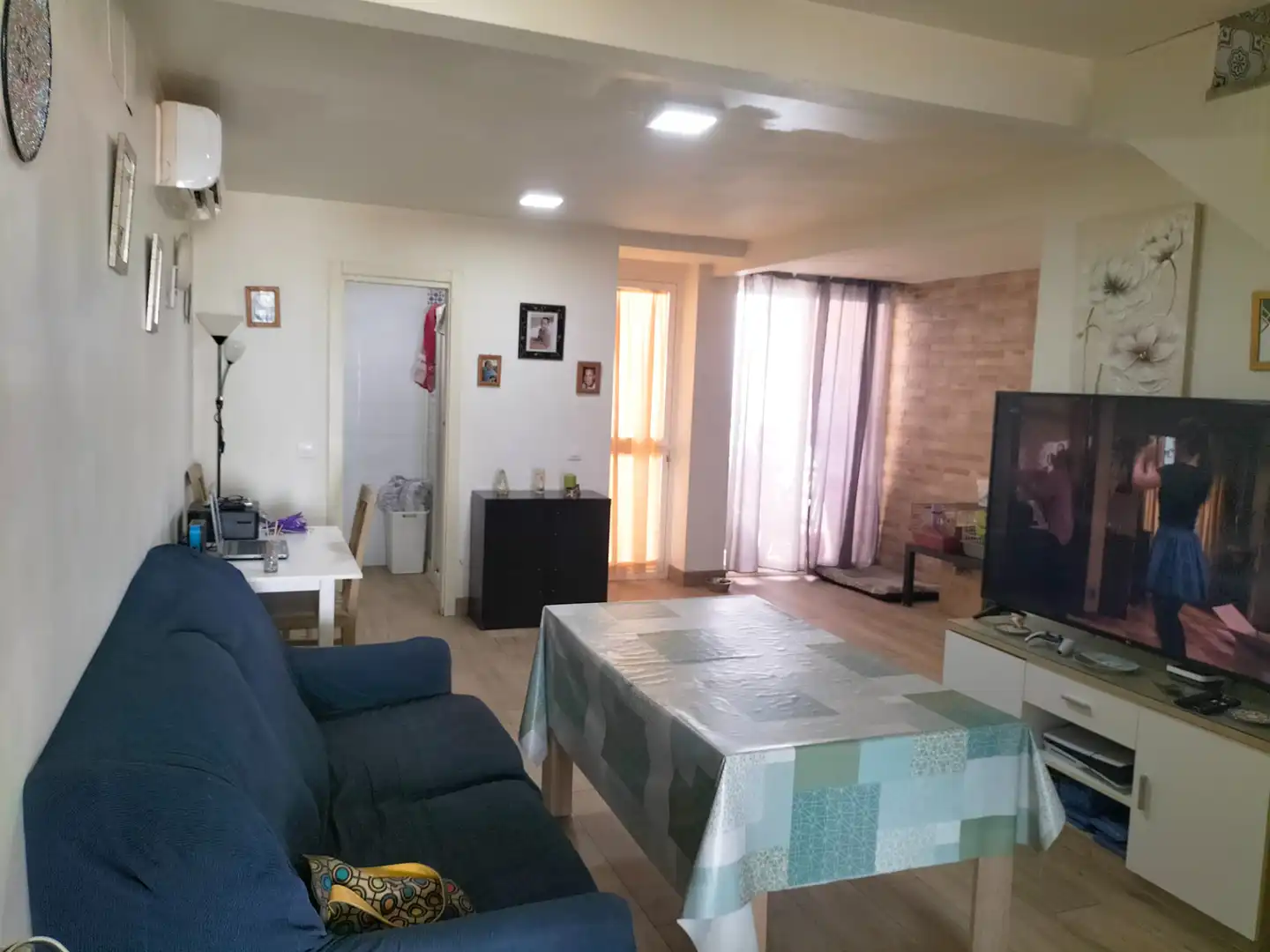 Sala de estar de Casa adosada en venta en Sanlúcar la Mayor con Aire acondicionado