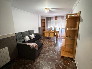 Pis amb balcó en venda a Zona Hospital