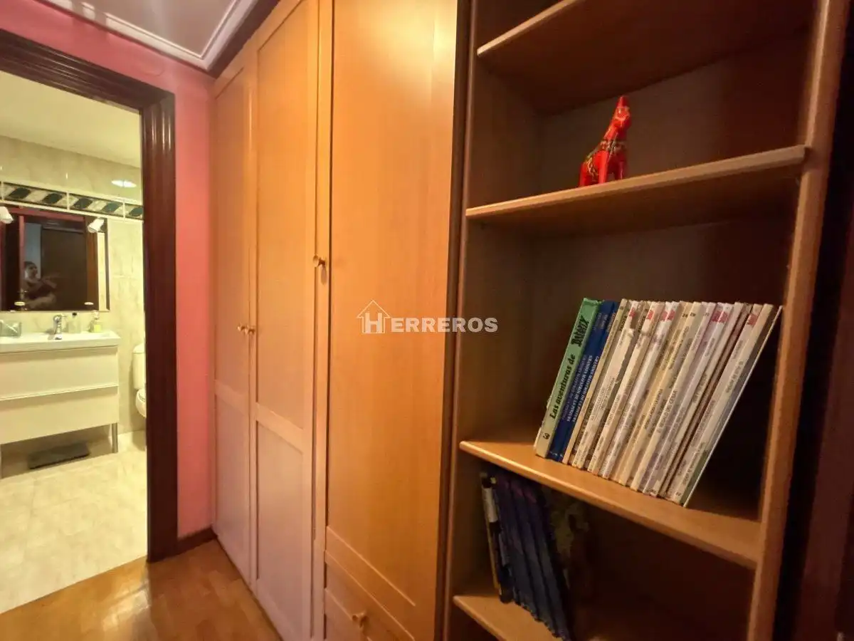 Habitación de Piso en venta en  Logroño con Calefacción, Parquet y Terraza