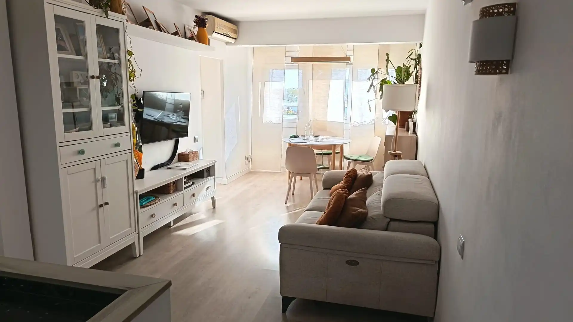Sala de estar de Piso en venta en L'Hospitalet de Llobregat con Aire acondicionado, Parquet y Balcón