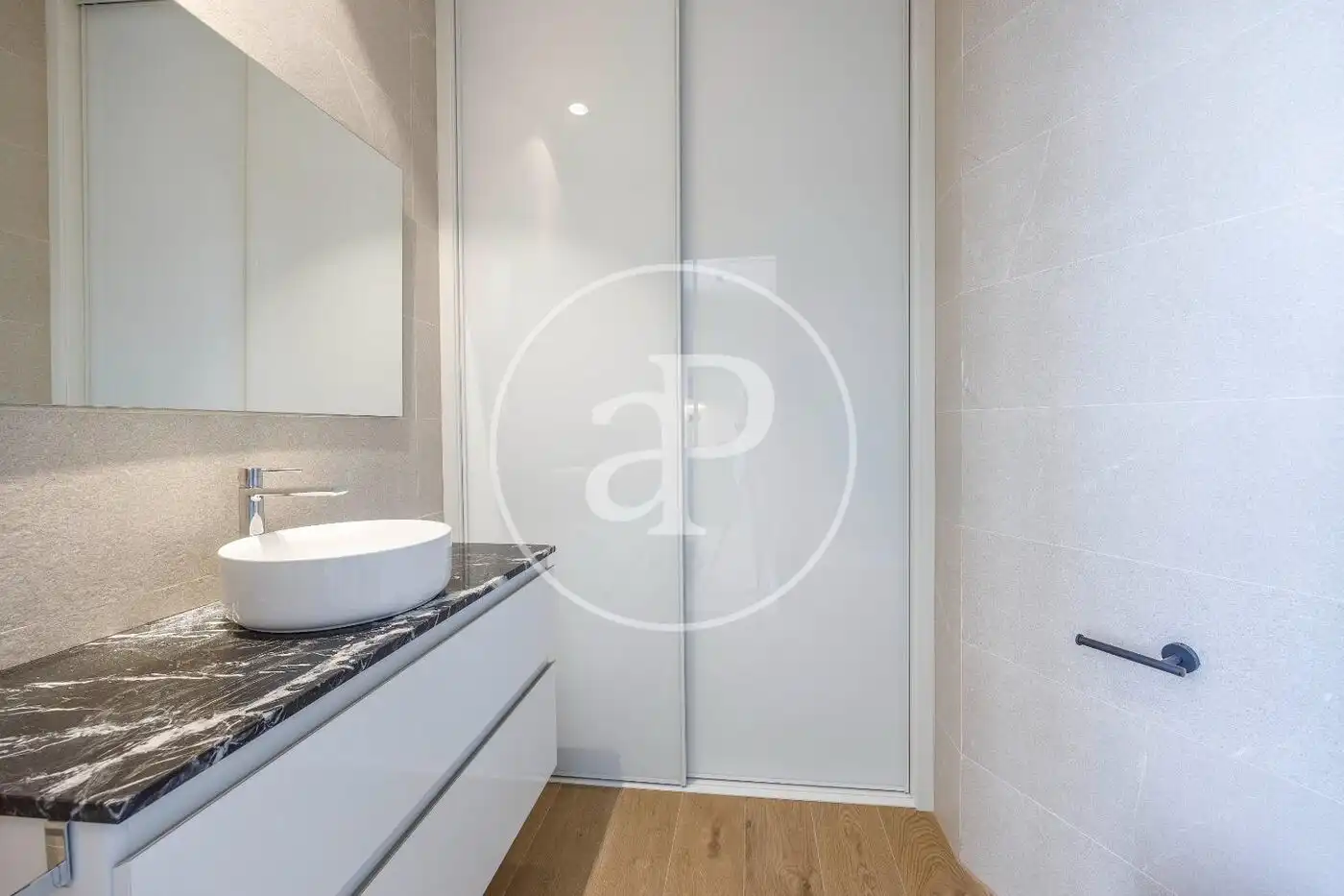 Bathroom of Flat for rent in Valencia  with Air Conditioner, Heating and Balcony