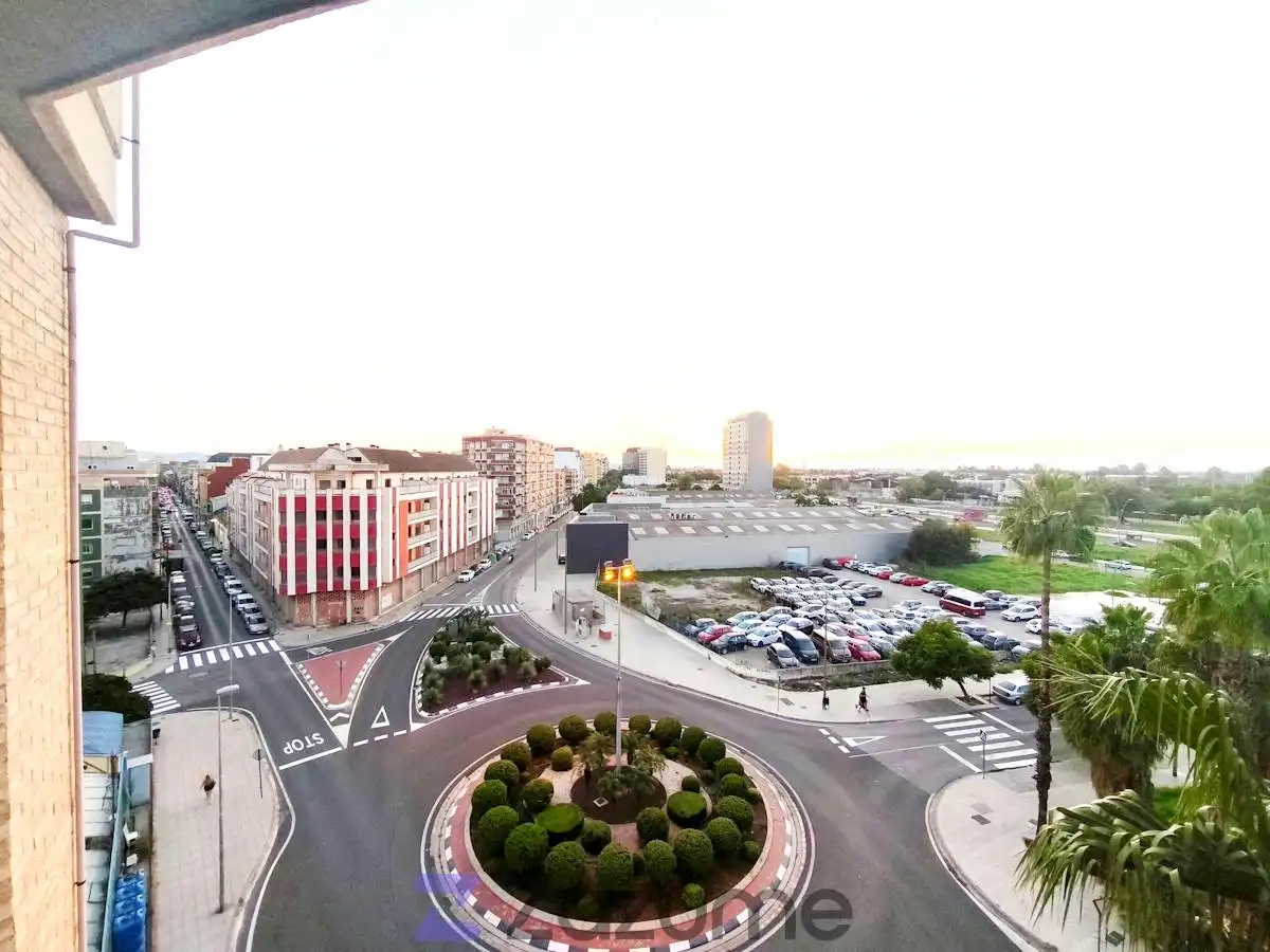 Vista exterior de Piso de alquiler en Casc Urbà