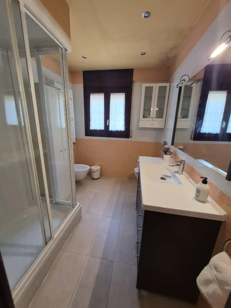 Baño de Casa o chalet de alquiler en La Llacuna con Aire acondicionado, Calefacción y Jardín privado