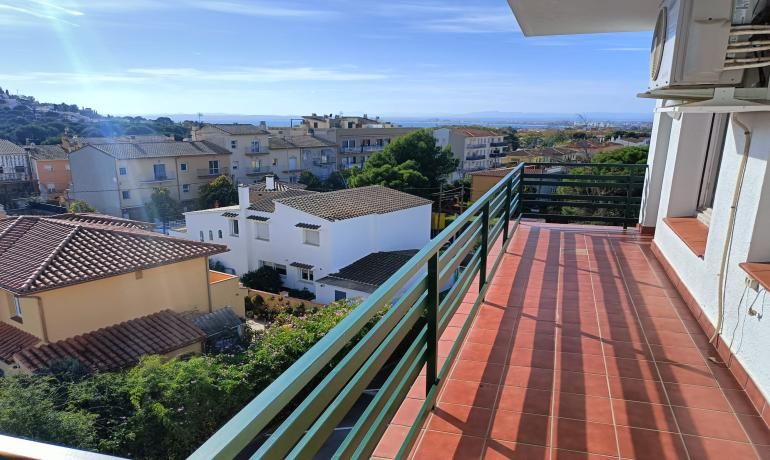 Vista exterior de Àtic en venda en Roses amb Calefacció, Jardí privat i Moblat