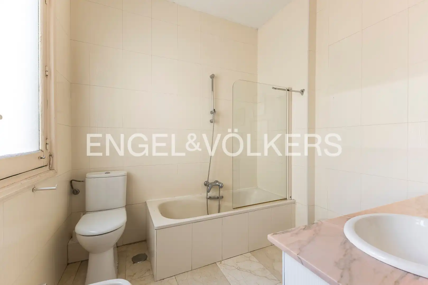 Bathroom of Flat for sale in Madrid  with Air Conditioner, Heating and Storage room