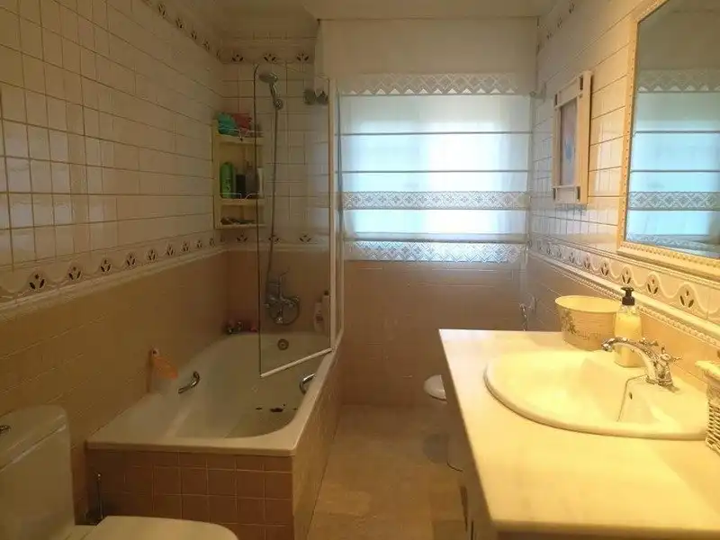 Bany de Casa o xalet en venda en Córdoba amb Aire condicionat, Calefacció i Jardí privat