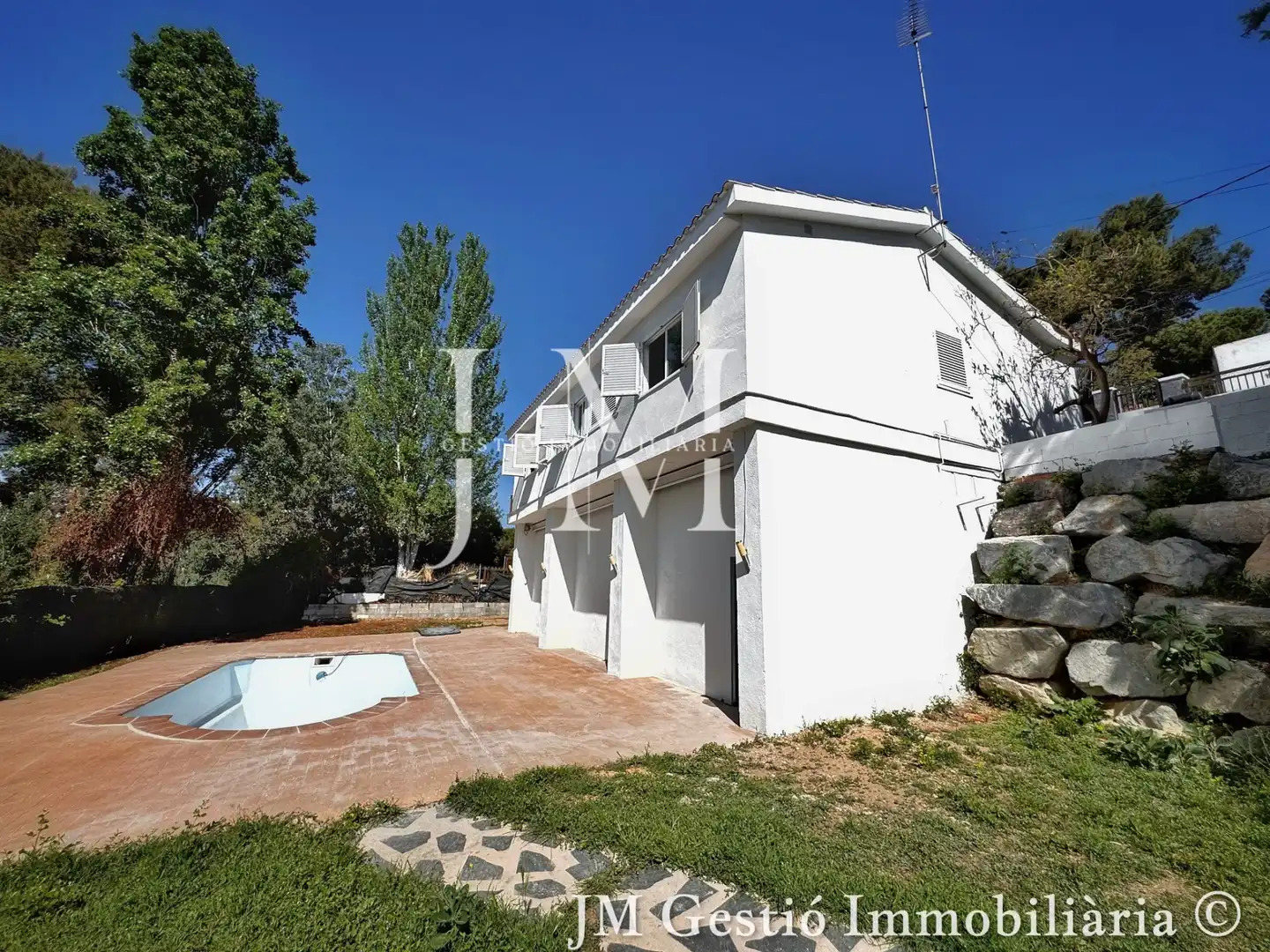 Vista exterior de Casa o xalet en venda en Rubí amb Calefacció, Jardí privat i Piscina