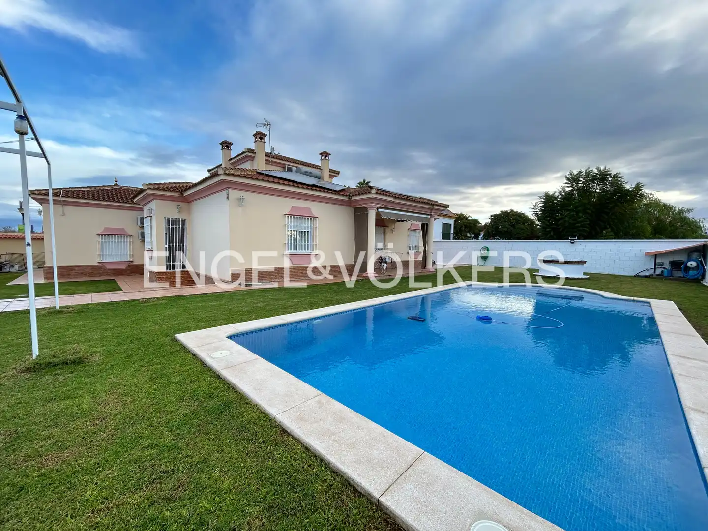Casa amb piscina en venda a Castilleja de la Cuesta, imagen 4