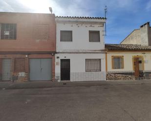 Exterior view of Single-family semi-detached for sale in Malpica de Tajo