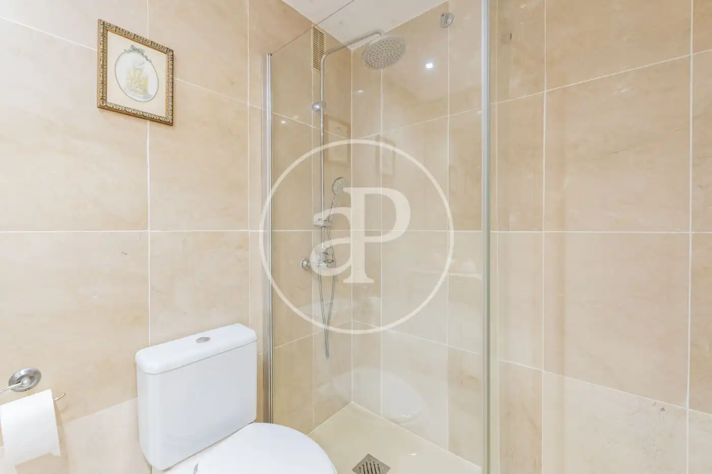Baño de Casa adosada en venta en Madrid con Aire acondicionado, Calefacción y Jardín privado
