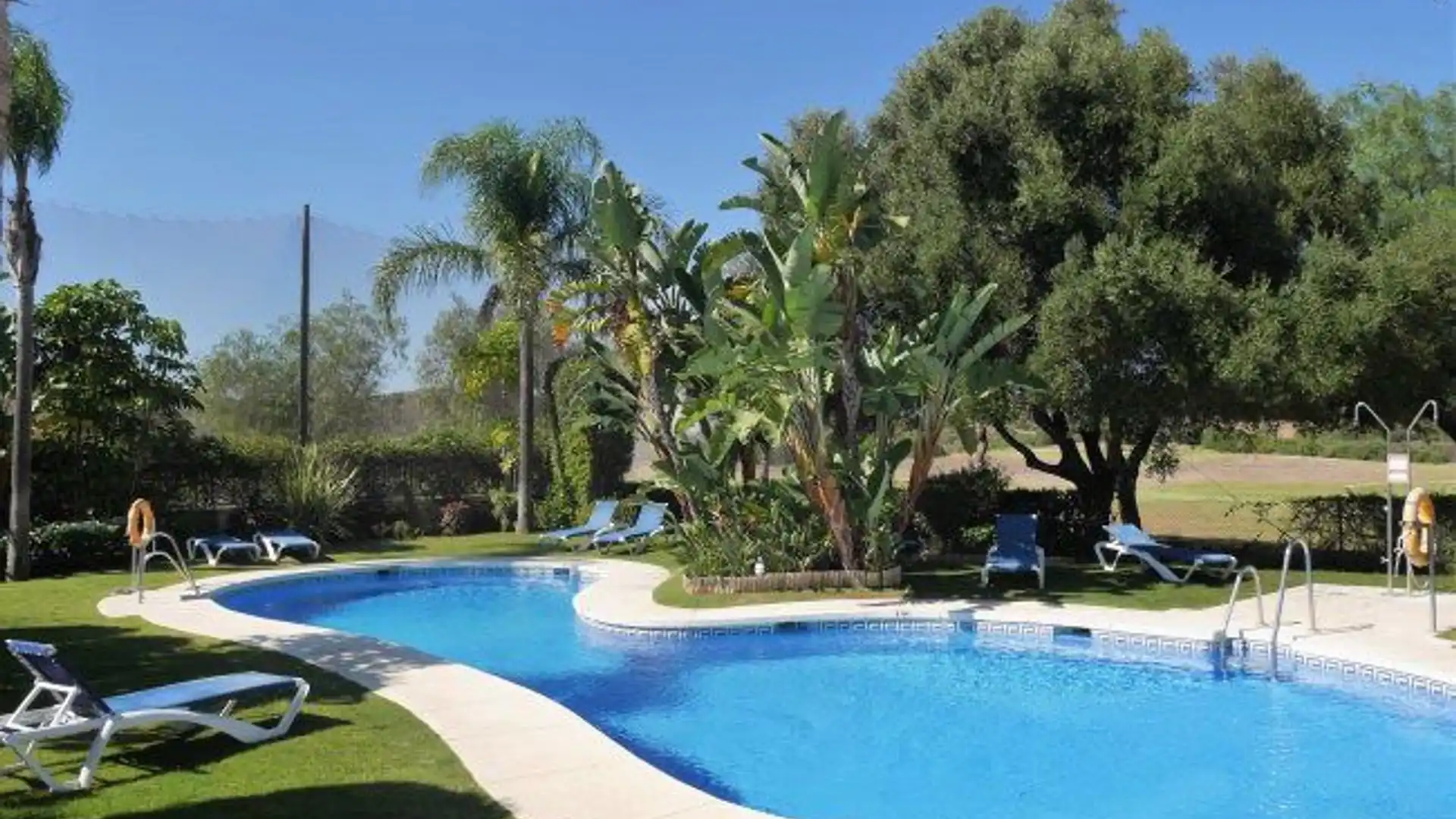 Piscina de Casa adosada en venta en La Alcaidesa con Aire acondicionado, Calefacción y Jardín privado