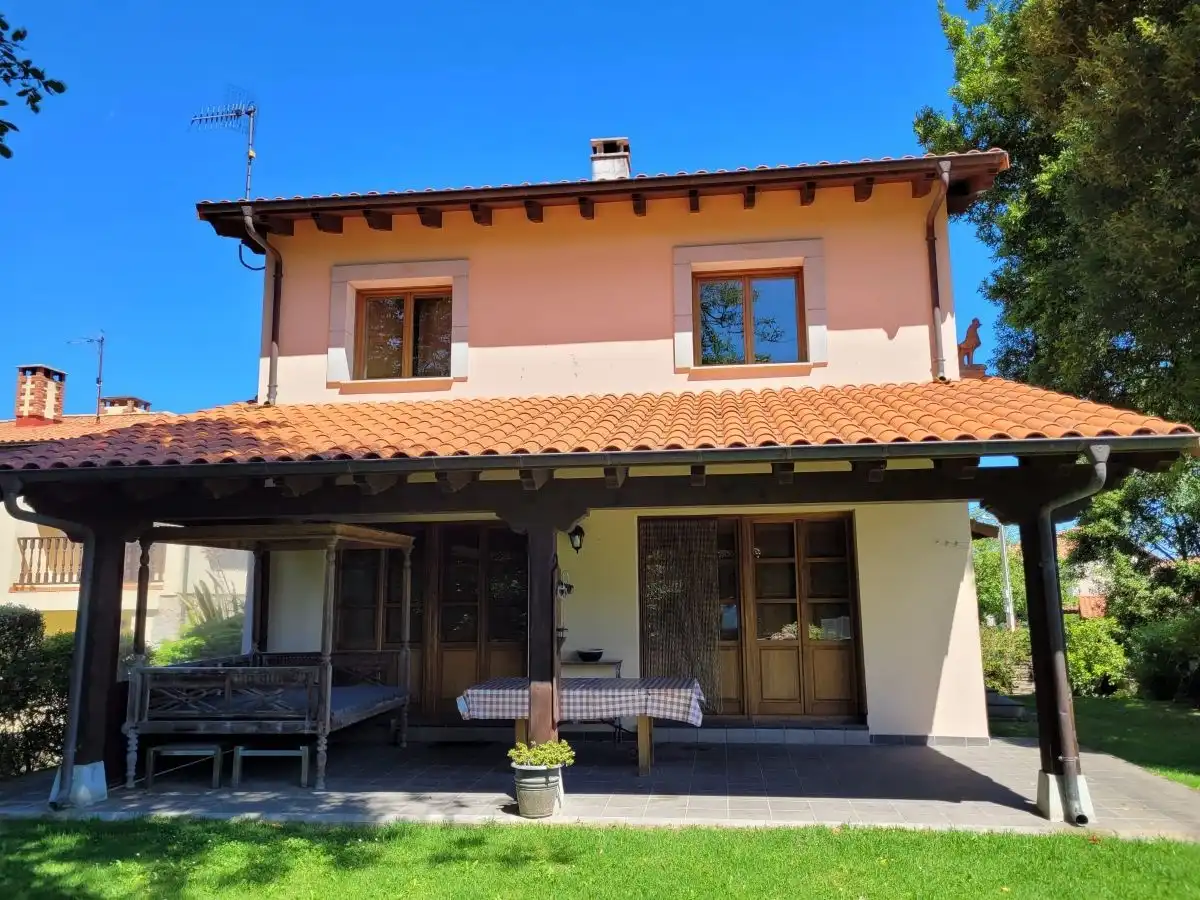 Vista exterior de Casa o xalet en venda en Llanes amb Calefacció, Jardí privat i Terrassa