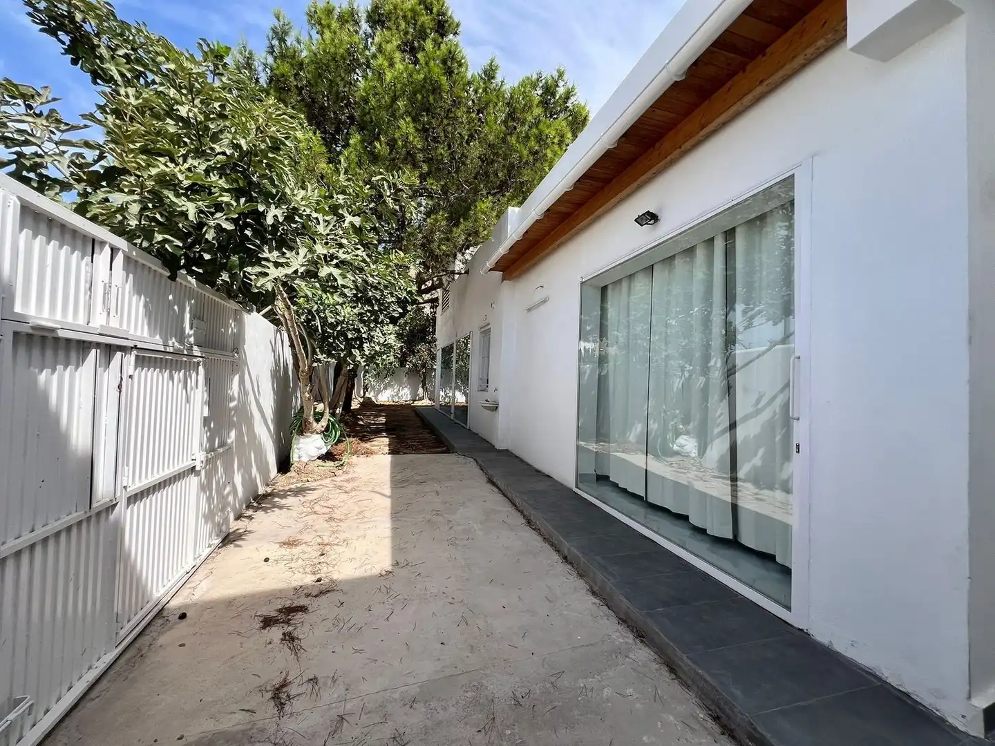 Vista exterior de Casa o xalet en venda en Orihuela amb Aire condicionat, Jardí privat i Terrassa