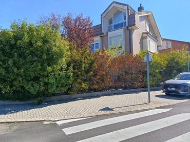 Casa aparellada amb balcó en venda a Avenida ENTREPINOS