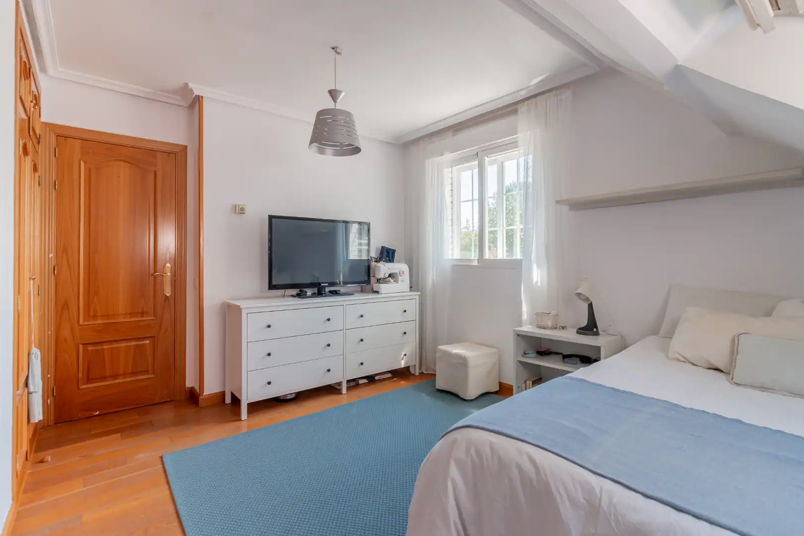 Dormitori de Casa o xalet en venda en Las Rozas de Madrid amb Calefacció, Jardí privat i Parquet