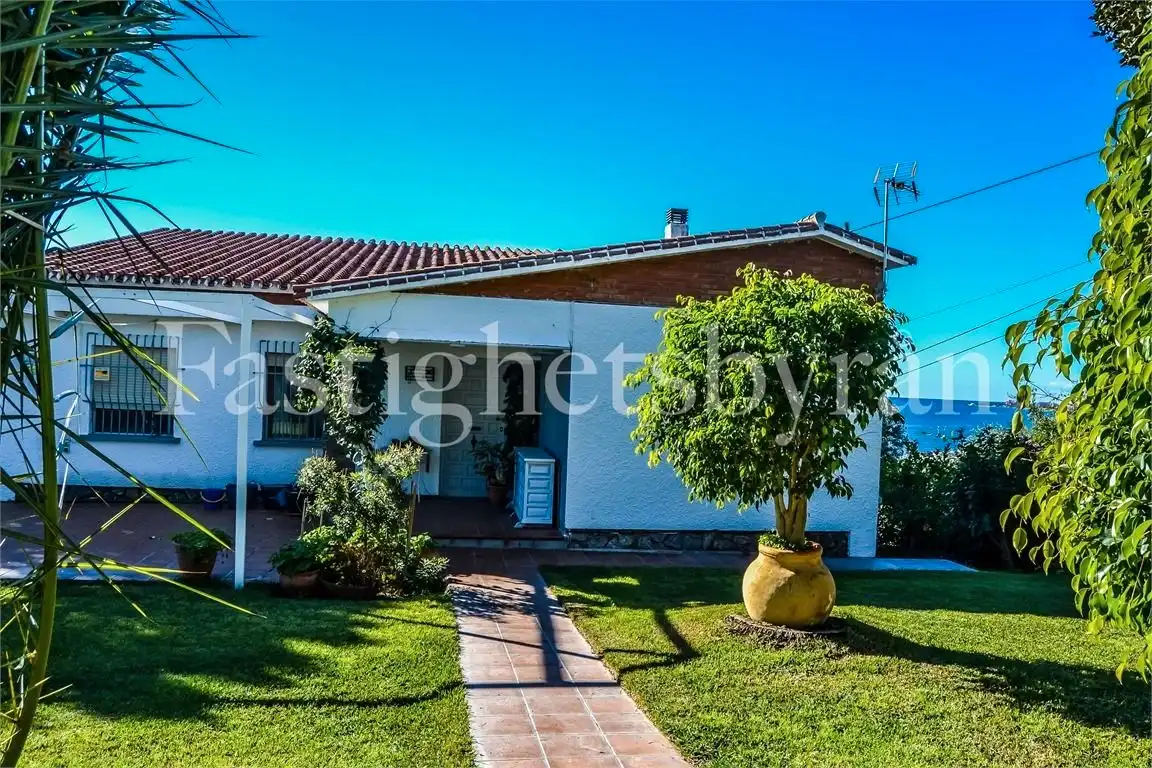 Vista exterior de Casa o chalet en venta en Vélez-Málaga con Jardín privado, Terraza y Piscina