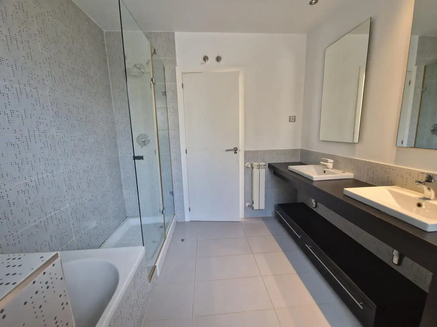 Badezimmer von Einfamilien-Reihenhaus zum Verkauf in La Pobla de Vallbona mit Klimaanlage, Heizung und Privatgarten