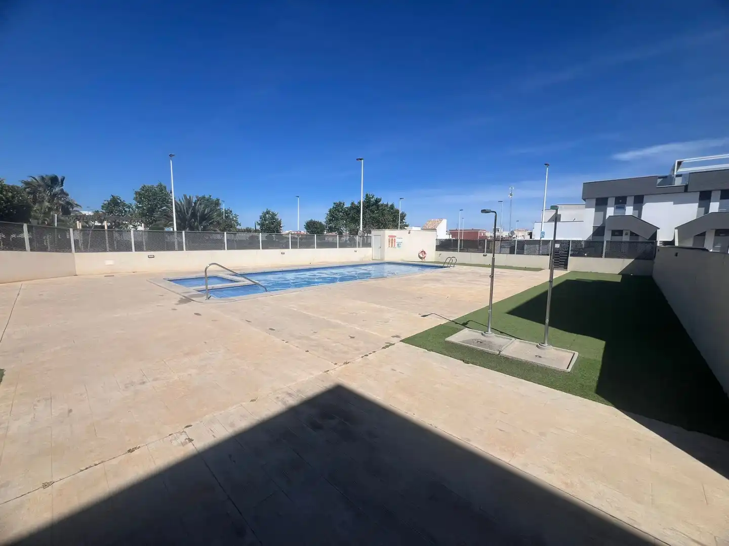 Schwimmbecken von Einfamilien-Reihenhaus zum Verkauf in San Pedro del Pinatar mit Klimaanlage, Privatgarten und Terrasse