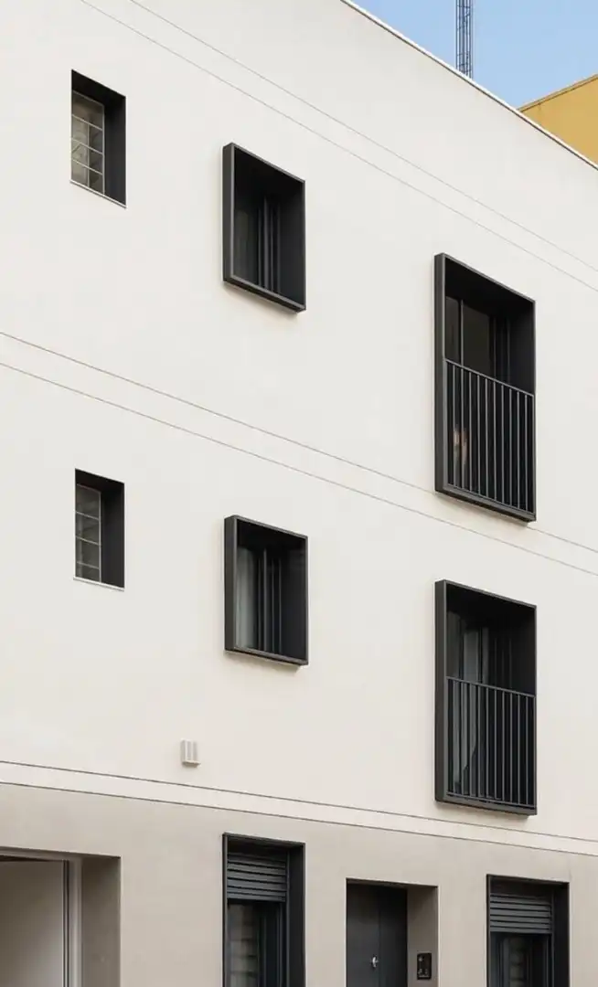 Außenansicht von Einfamilien-Reihenhaus zum Verkauf in Badalona mit Klimaanlage, Heizung und Terrasse