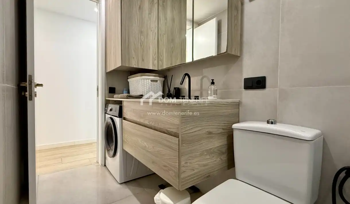 Baño de Piso en venta en Adeje con Terraza, Piscina y Amueblado