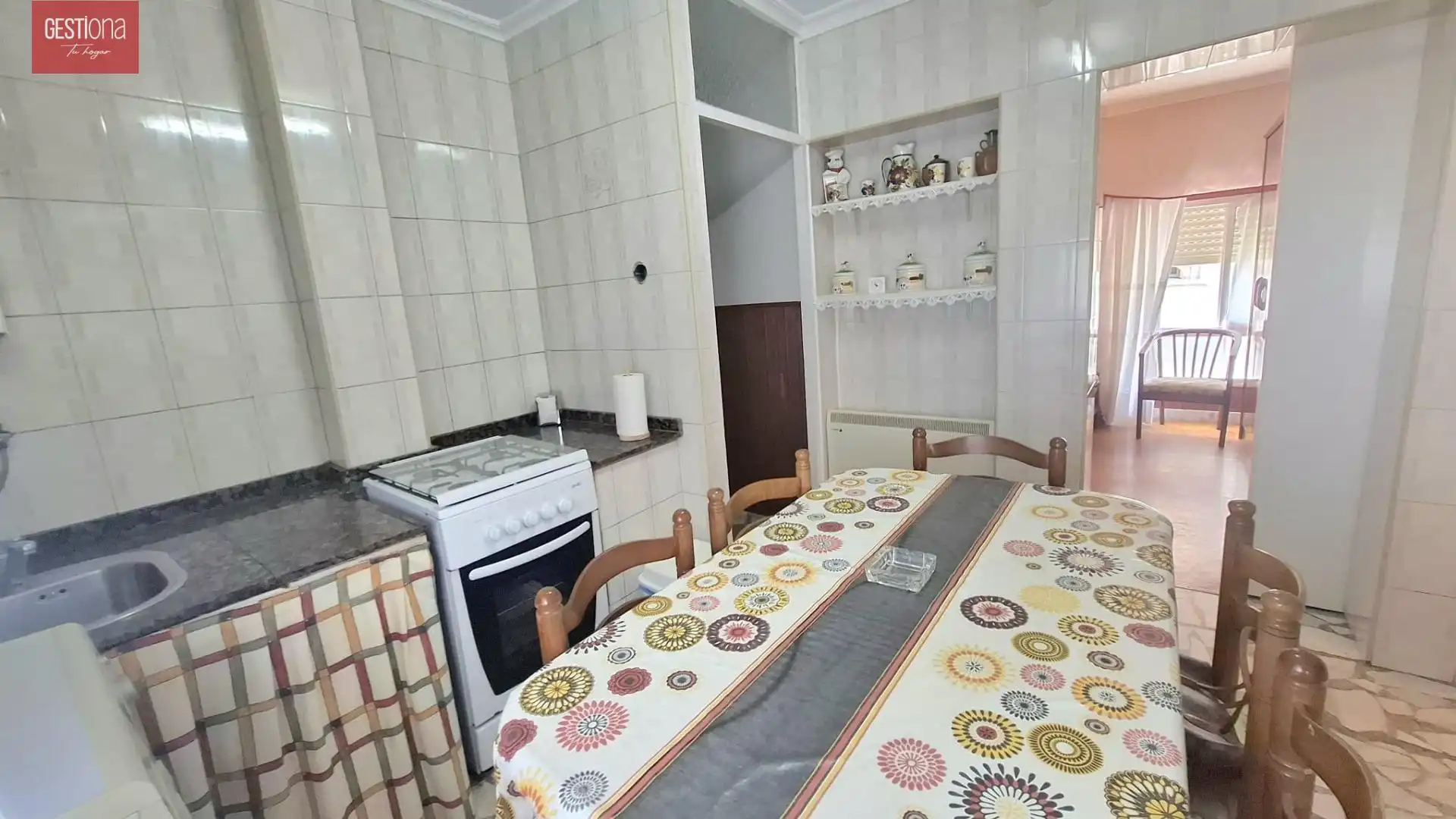 Cocina de Piso en venta en Los Corrales de Buelna  con Calefacción, Trastero y Amueblado