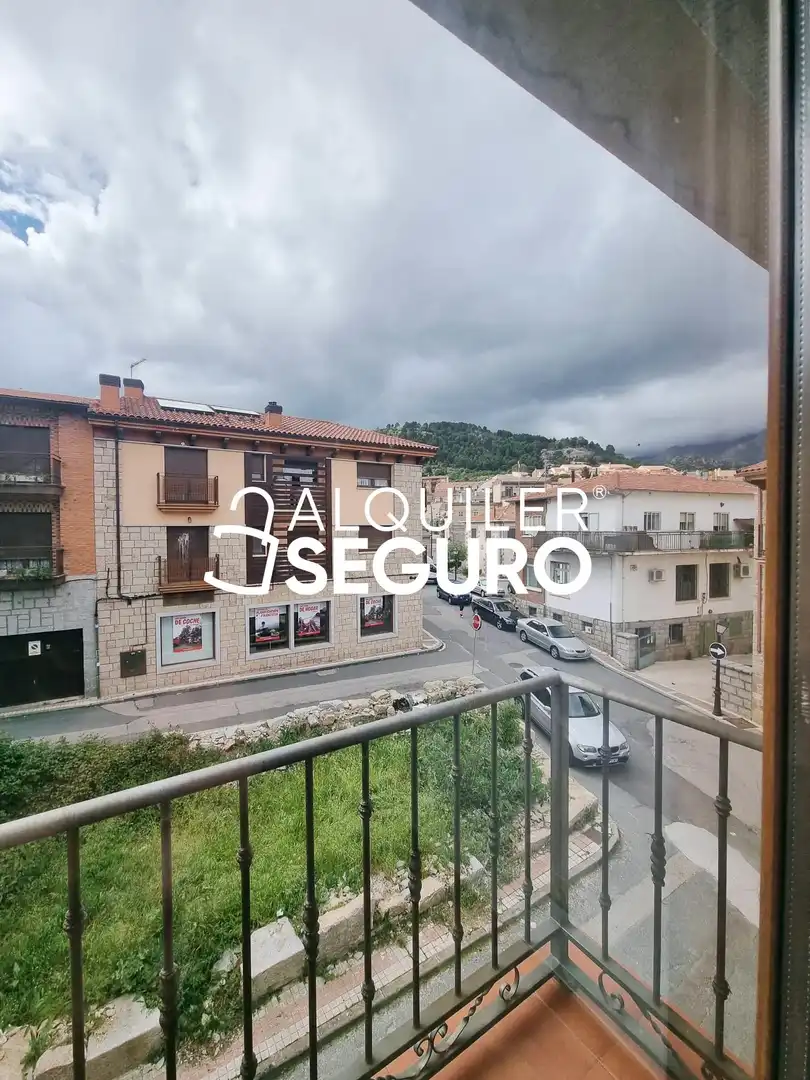 Vista exterior de Piso de alquiler en Becerril de la Sierra con Calefacción