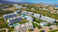 Vista exterior de Apartament en venda en Estepona amb Aire condicionat, Calefacció i Jardí privat