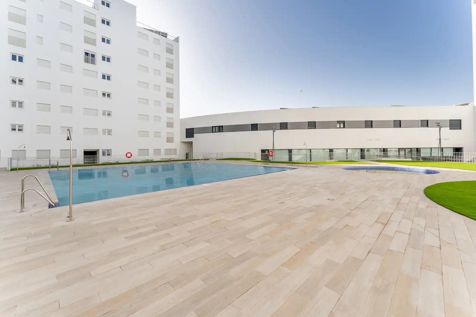 Swimming pool of Flat for sale in Sevilla  with Air Conditioner, Heating and Storage room