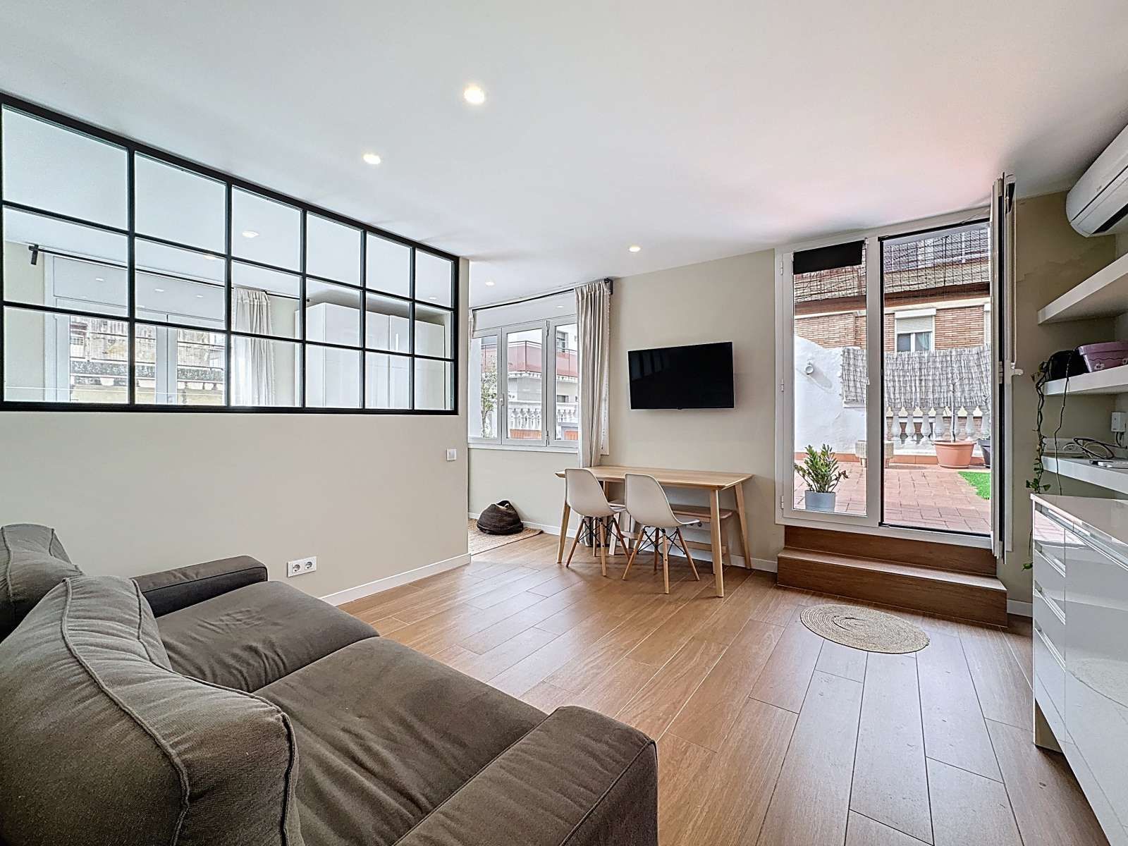 Living room of Study to share in  Barcelona Capital  with Air Conditioner and Terrace
