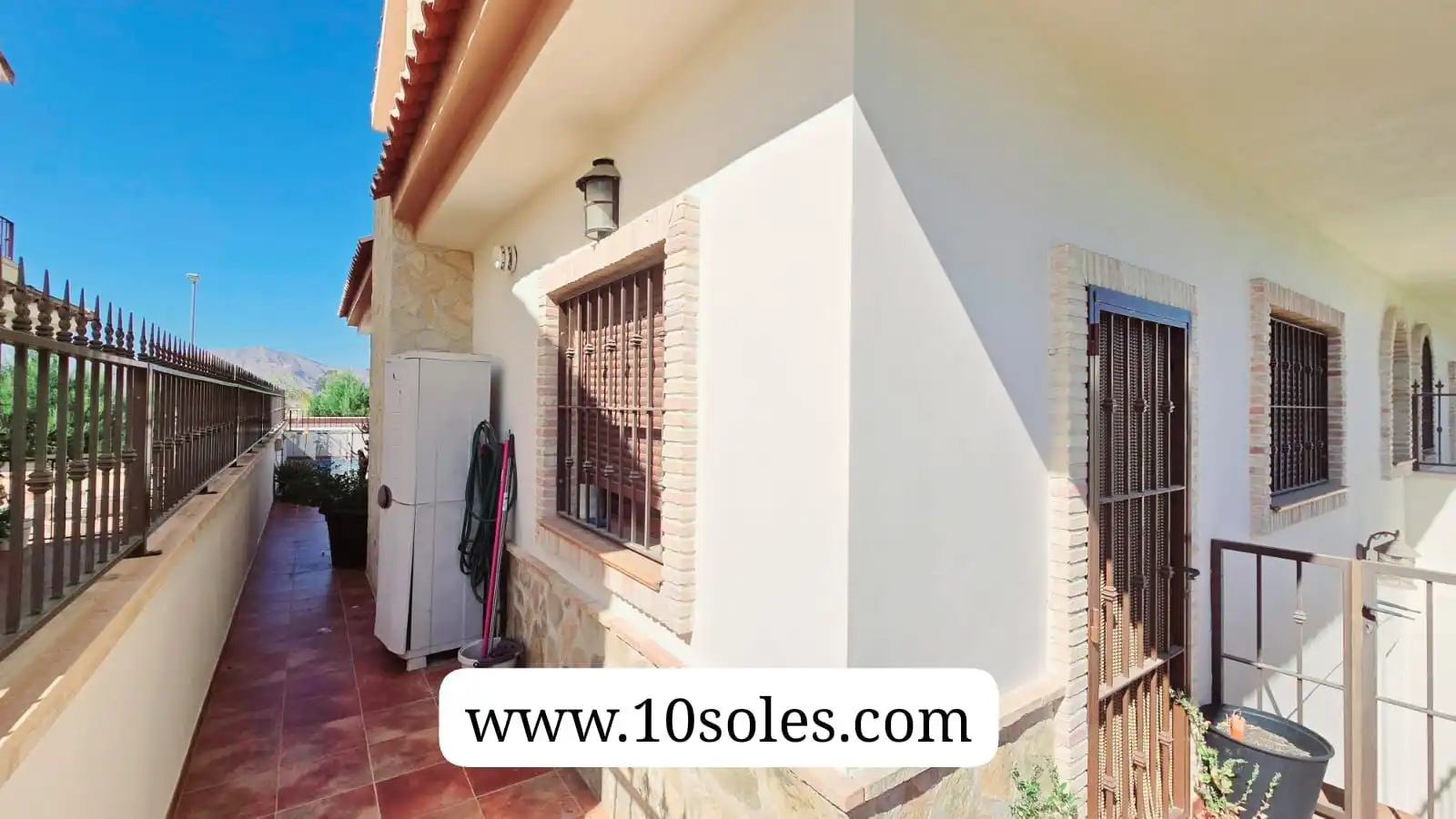 Vista exterior de Casa adosada en venta en Bigastro con Terraza, Trastero y Piscina