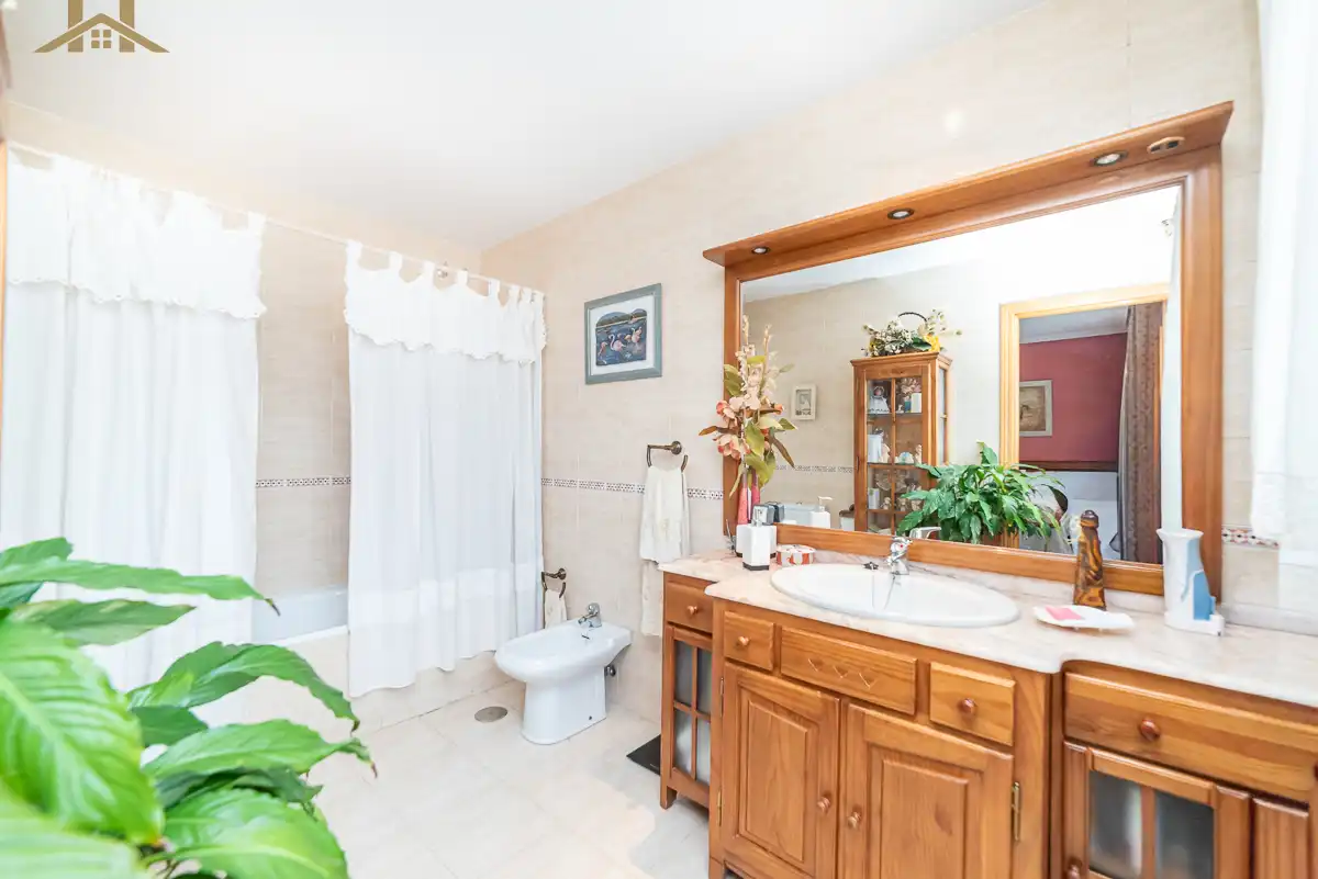 Baño de Casa adosada en venta en Boadilla del Monte con Aire acondicionado, Calefacción y Jardín privado