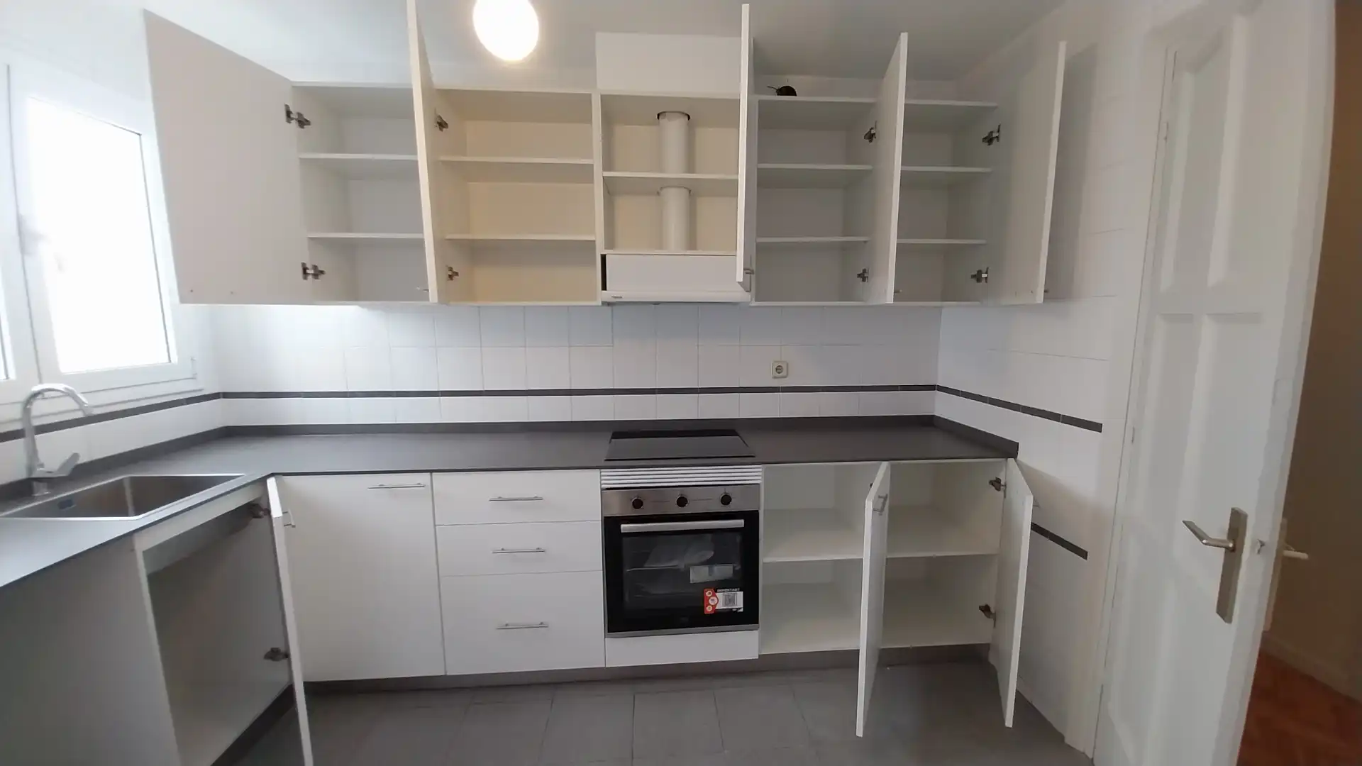 Cuina de Pis de lloguer en Barcelona amb Calefacció, Parquet i Forn