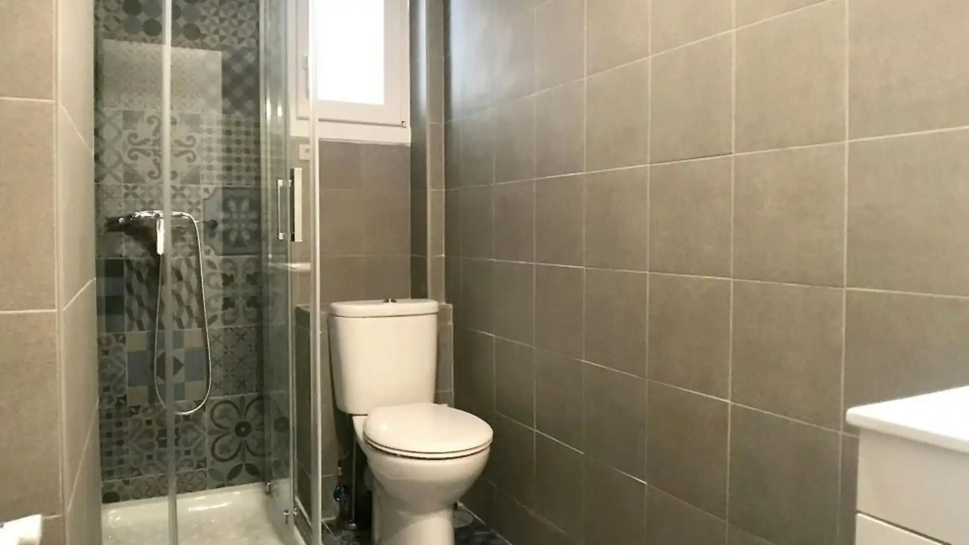 Bathroom of Flat for rent in Madrid  with Heating, Furnished and Washing machine