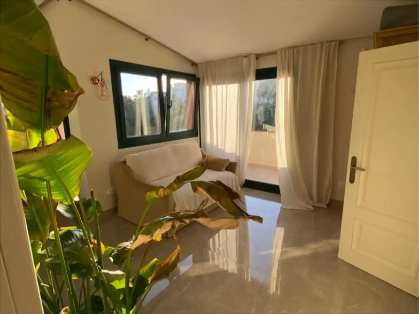 Sala d'estar de Casa adosada de lloguer en Marbella amb Aire condicionat, Piscina i Balcó