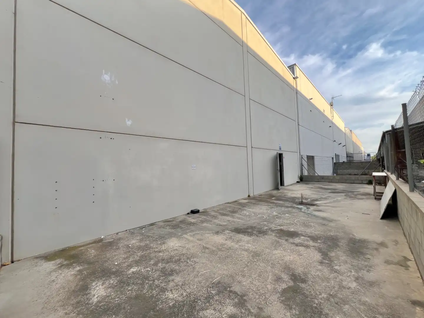 Exterior view of Industrial buildings for rent in Reus