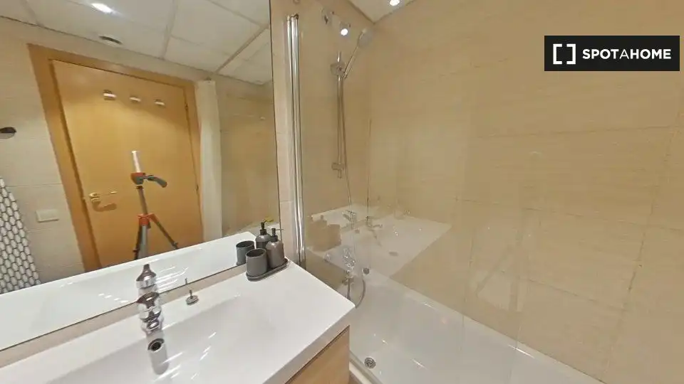 Badezimmer von Wohnung zur untervermieten in Barcelona mit Klimaanlage und Terrasse
