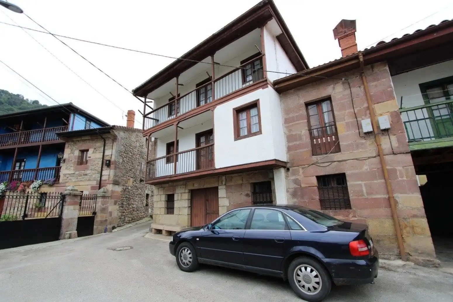 Außenansicht von Einfamilien-Reihenhaus zum Verkauf in Cieza (Cantabria) mit Parkett, Terrasse und Abstellraum