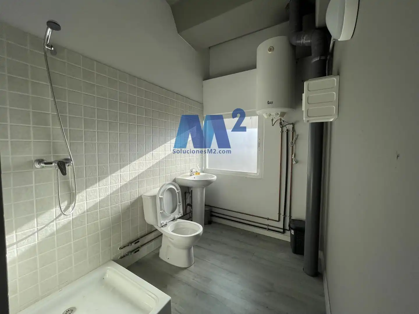 Badezimmer von Fabrikhallen zur Miete in San Fernando de Henares