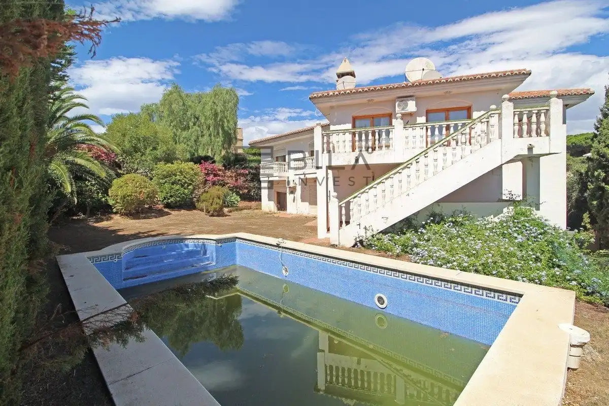 Chalet con piscina en venta en Calahonda