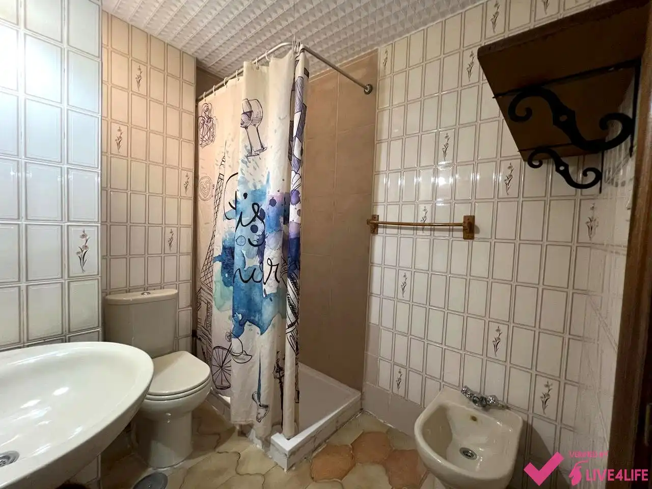 Bathroom of Flat for share in Sevilla  with Air Conditioner, Heating and Furnished