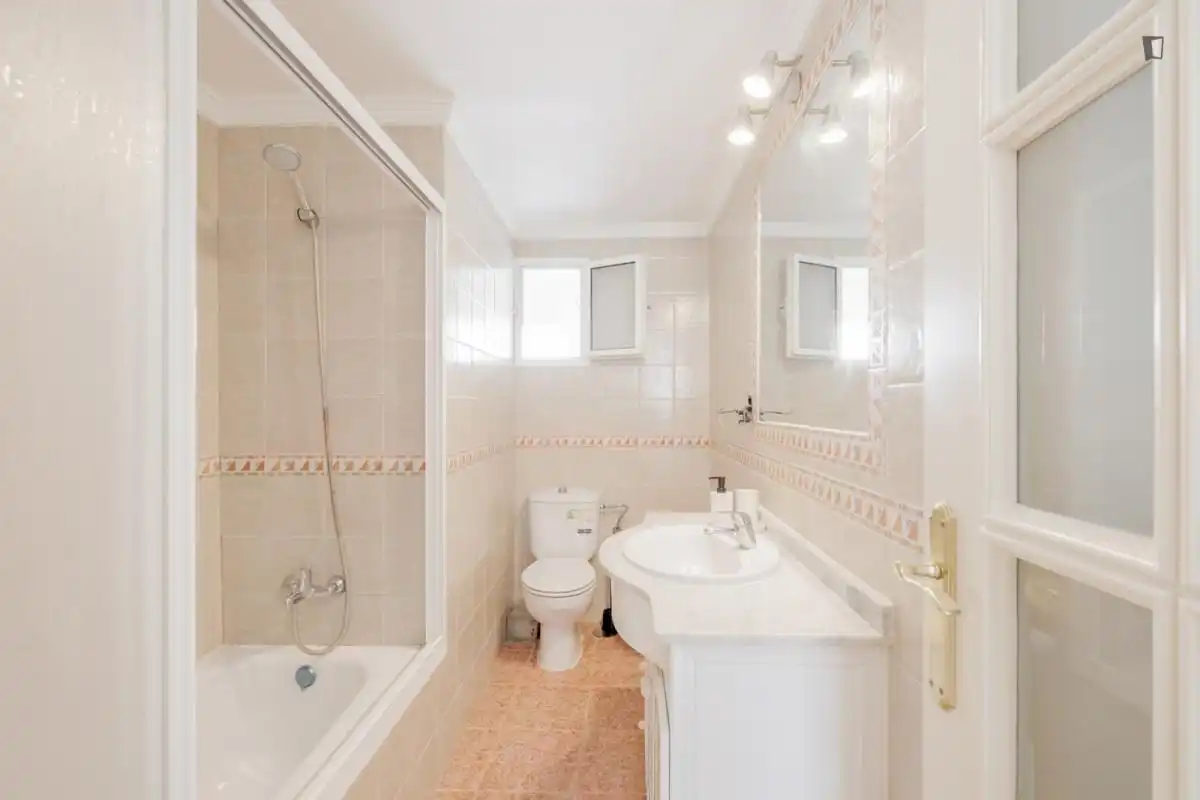 Bany de Apartament per a compartir en Jerez de la Frontera amb Moblat, Rentadora i Microones