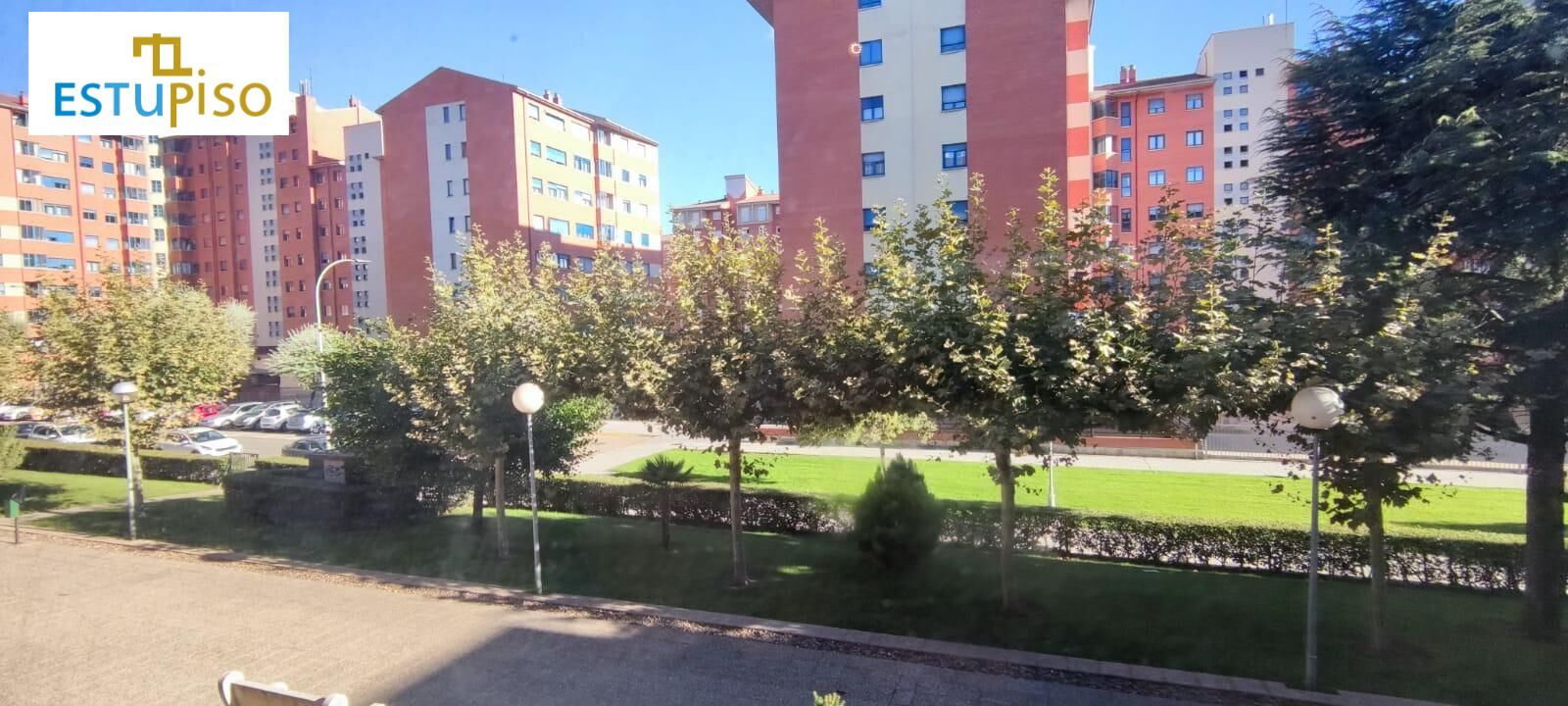 Vista exterior de Pis en venda en León Capital  amb Calefacció i Traster