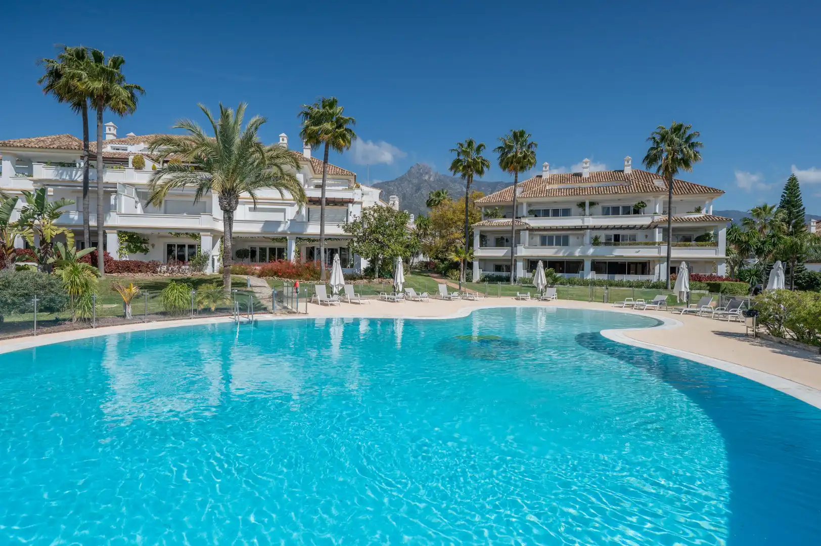 Vista exterior de Àtic en venda en Marbella amb Aire condicionat, Terrassa i Piscina