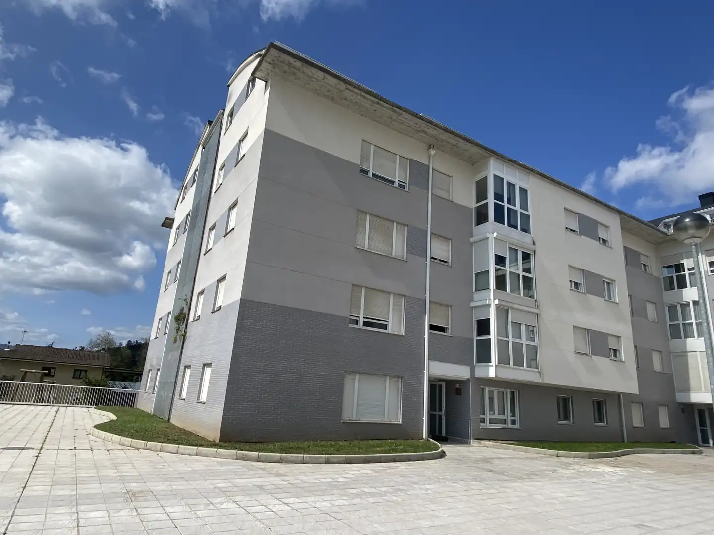 Vista exterior de Pis de lloguer en Santa María de Cayón amb Calefacció, Parquet i Traster